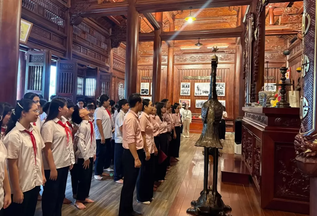 老街省七年级学生走进四处边境历史遗迹开展实地学习 · 报道配图