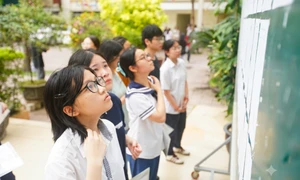 越南國會代表討論加薪與生活成本上漲的落差 · 報道配圖