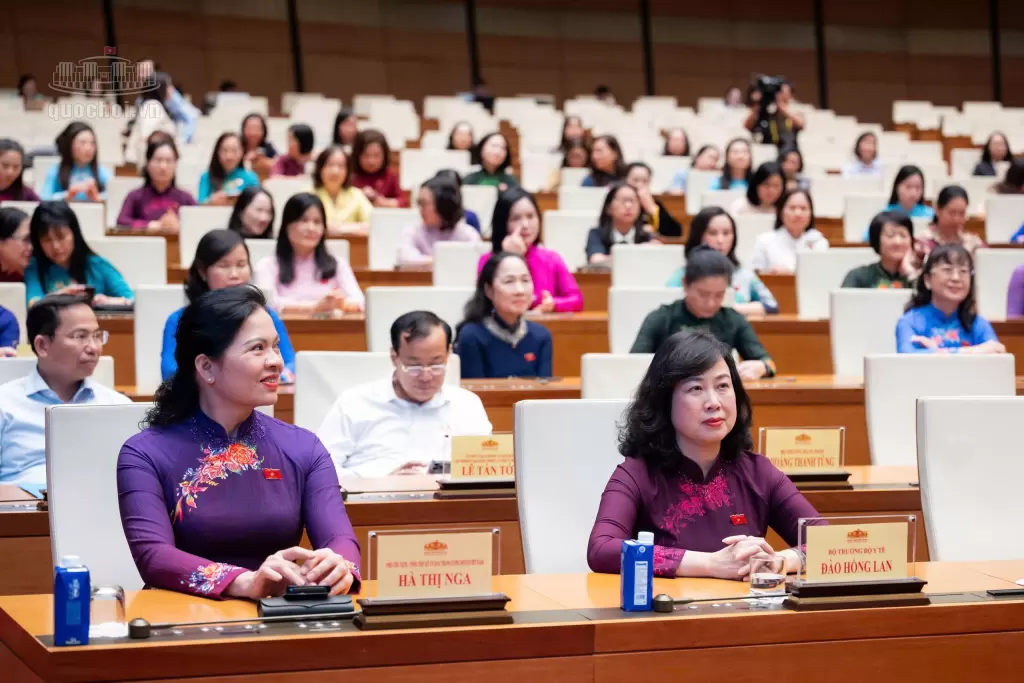 越南国会主席与总理会见女国会代表，肯定其立法监督作用 · 报道配图