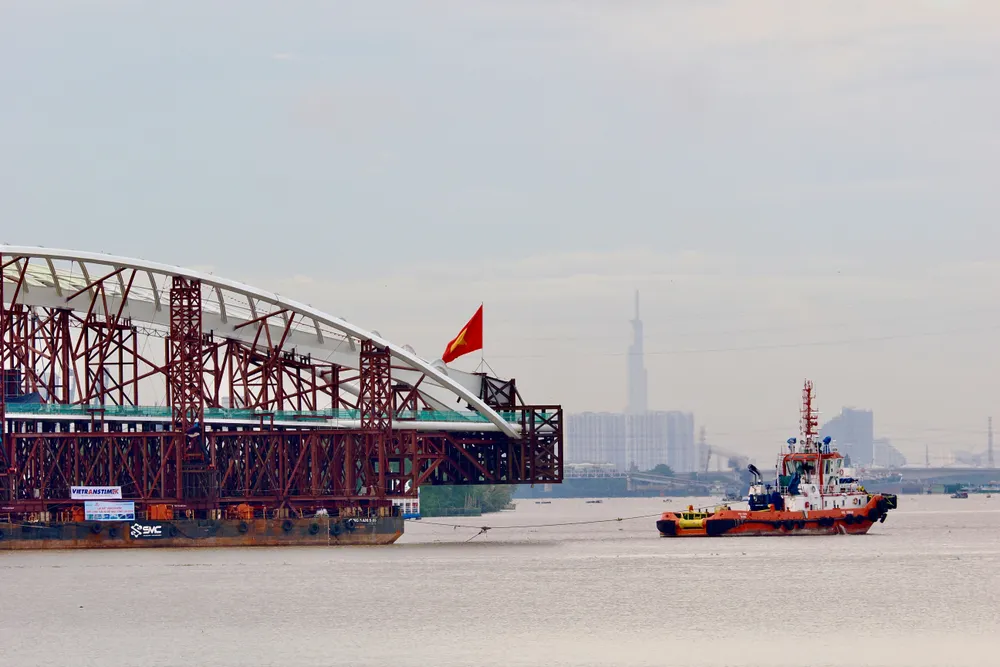 西贡河步行桥主跨在Soài Rạp河上被拖曳，驶向胡志明市中心区域。