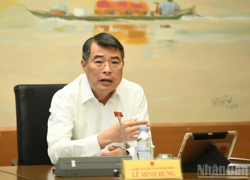 黎明兴在小组讨论中发言