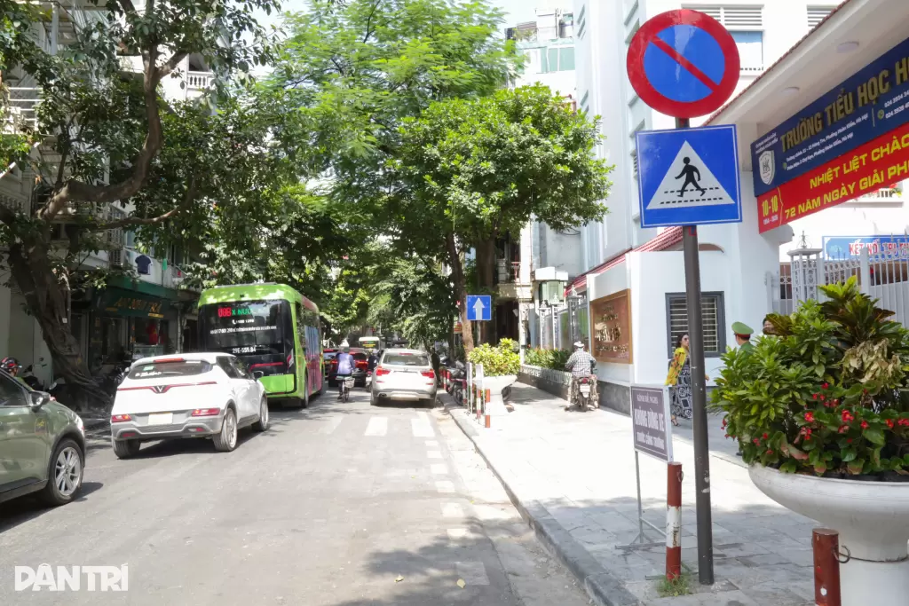 河內古街多名司機違規停車被交警處罰