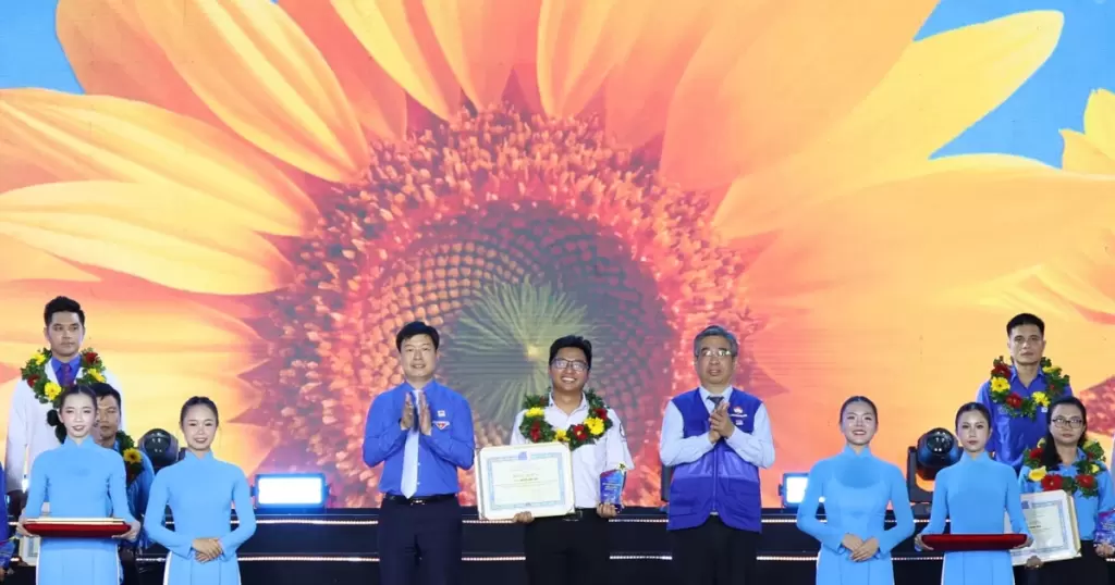 胡志明市青聯會紀念成立70週年並表彰71名青年骨幹