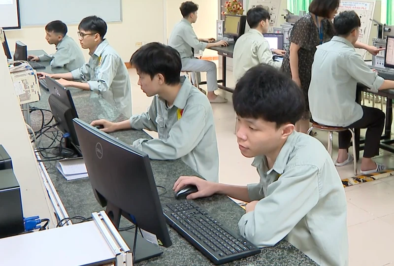 越南国会讨论人力质量与培训订单机制 · 报道配图
