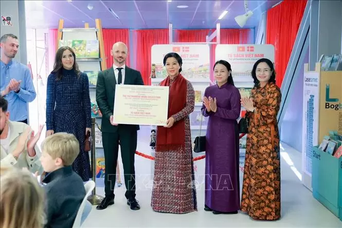 苏林总书记、国家主席夫人向哥本哈根图书馆赠送“越南书架”