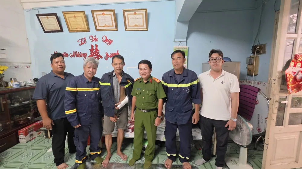 受伤消防干部接受治疗