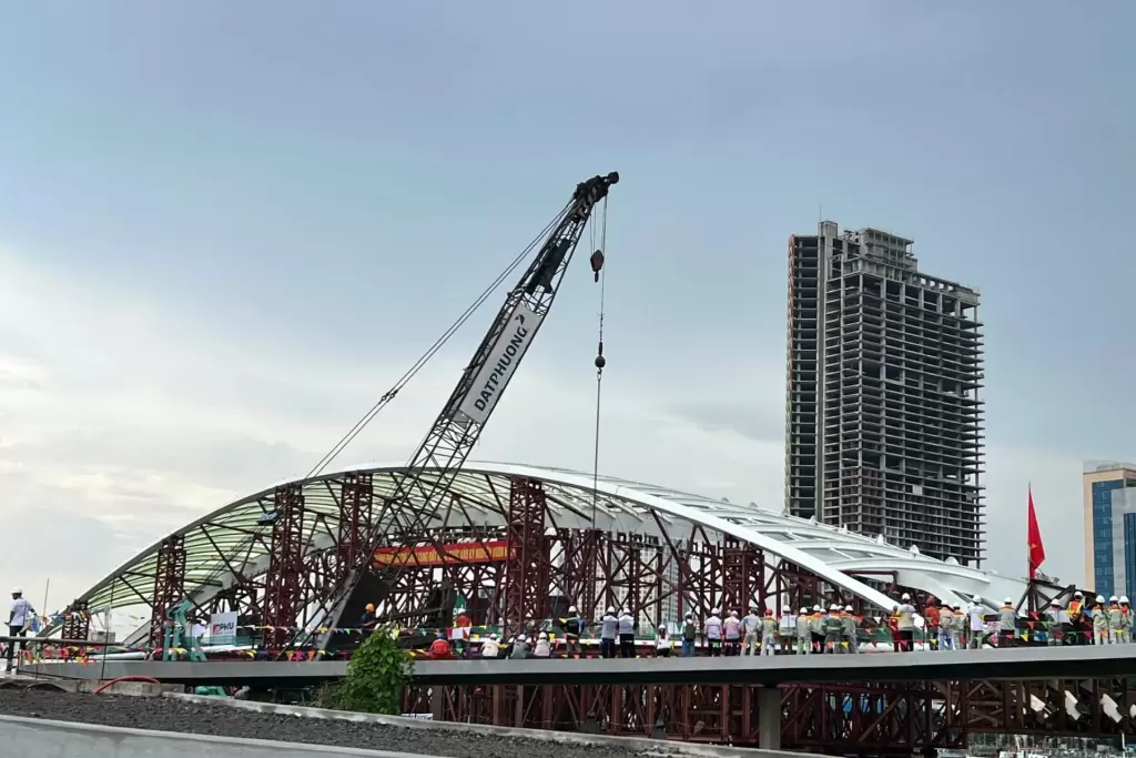 西貢河步行橋3400噸主跨鋼段拖航抵達白藤碼頭 · 報道配圖