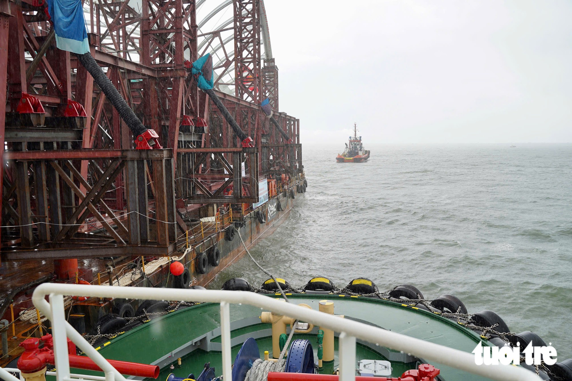 西貢河步行橋3400噸主跨拖航 預計19日抵達白藤碼頭 · 報道配圖