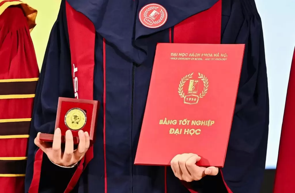 河内理工大学优秀毕业生在2026年5月毕业典礼上领取毕业证书和纪念章。