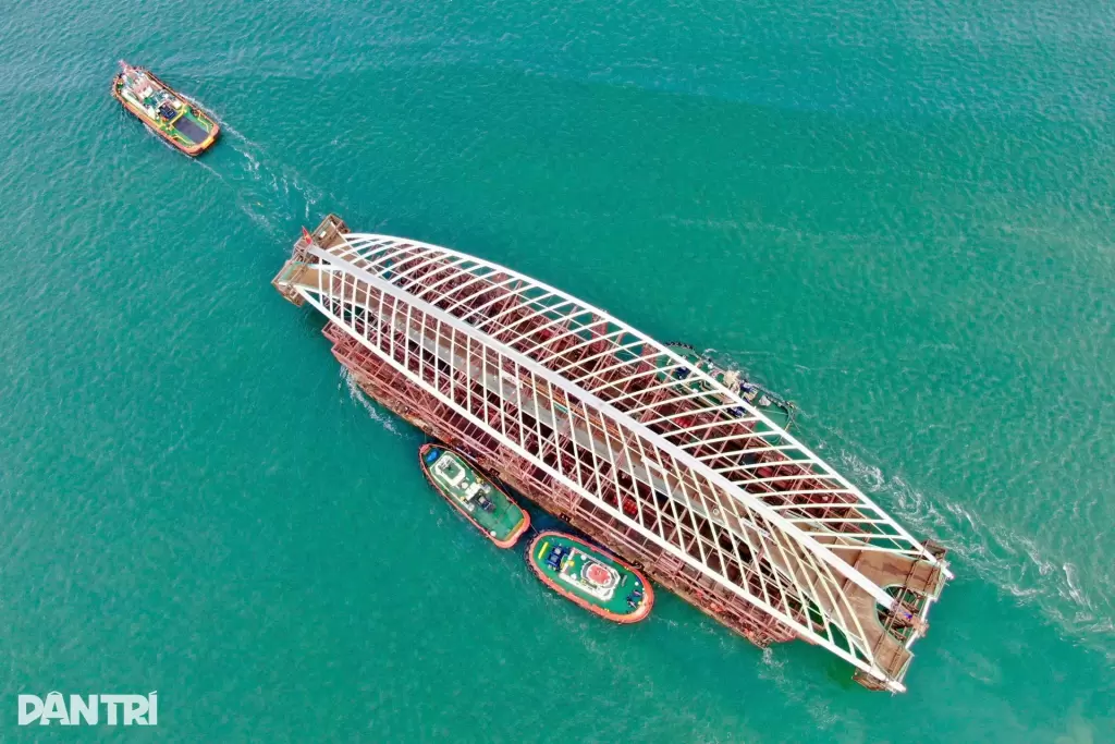 西贡河步行桥3400吨钢跨经水路拖入胡志明市中心 · 报道配图