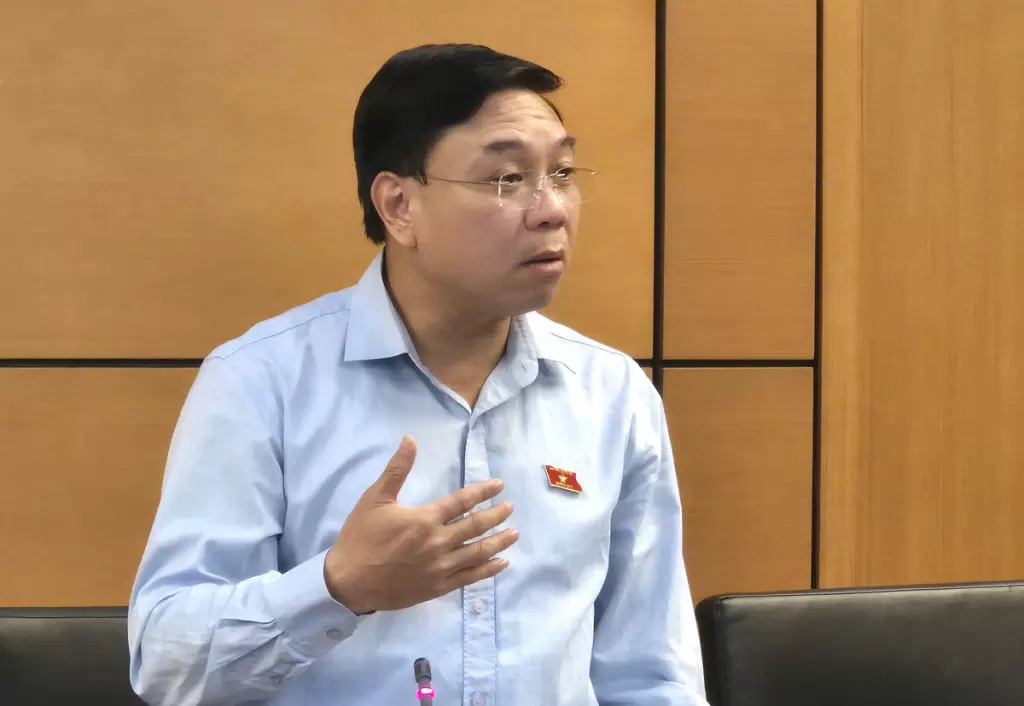 越南國會分組討論收養法修訂草案,代表指現行法律未涵蓋成年人認養父母