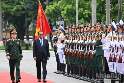 潘文江大將與馬來西亞國防部長Dato’ Seri Mohamed Khaled bin Nordin檢閱越南人民軍儀仗隊。