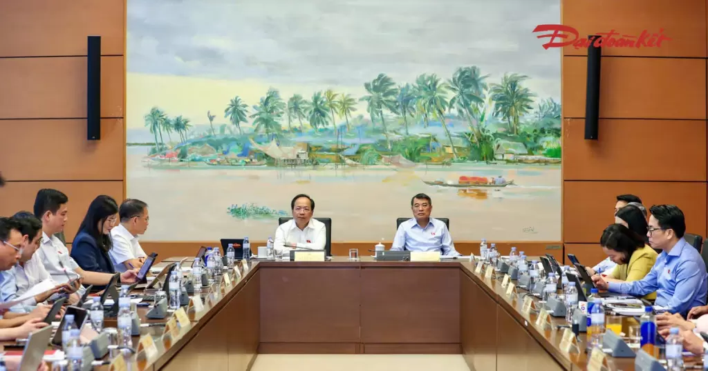 越南國會分組討論2027年經濟社會計劃,代表籲以實際收入衡量增長質量
