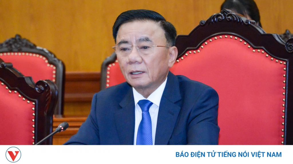 越共常务书记陈锦秀会见新加坡公共服务署代表团 · 报道配图