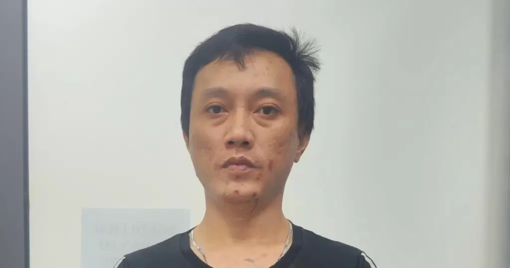 胡志明市一男子持木棍砸车 警方立案调查
