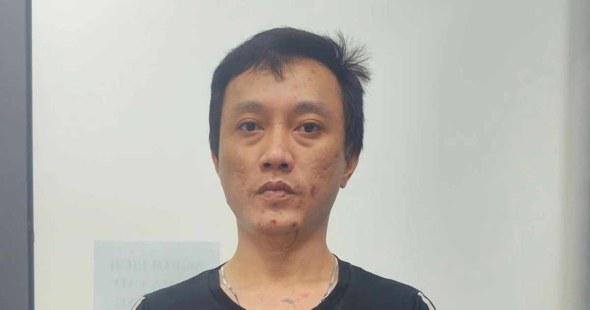 胡志明市一男子持木棍砸车 警方立案调查