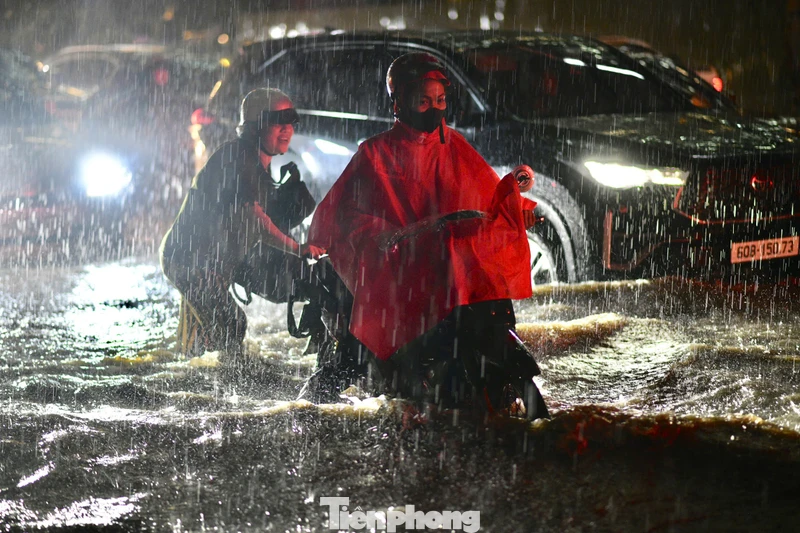 胡志明市10月18日预报大雨 低洼地区与沿河区域或内涝 · 报道配图