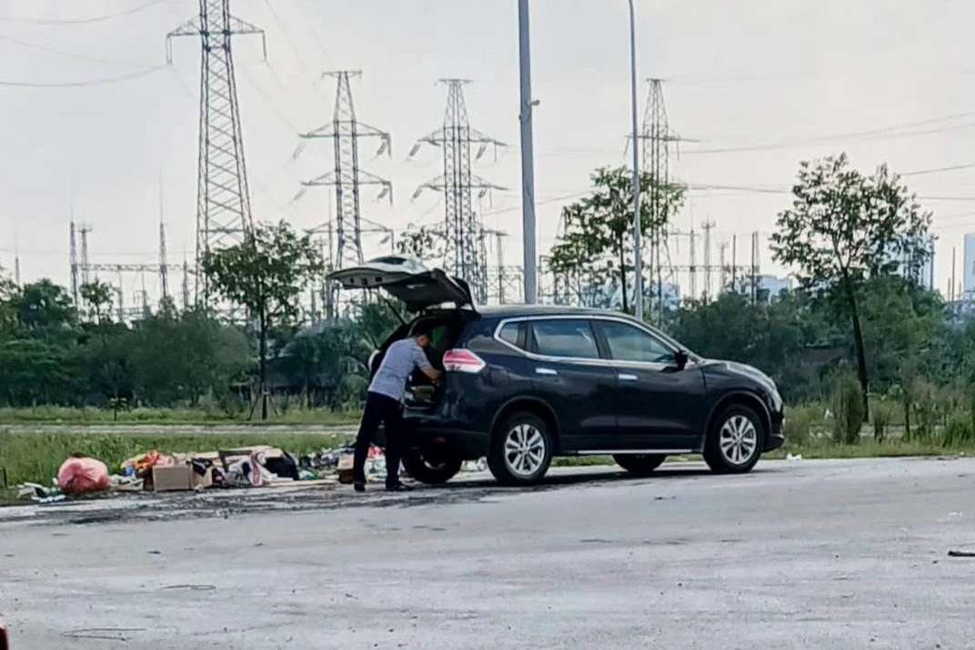 男子在路邊倒垃圾