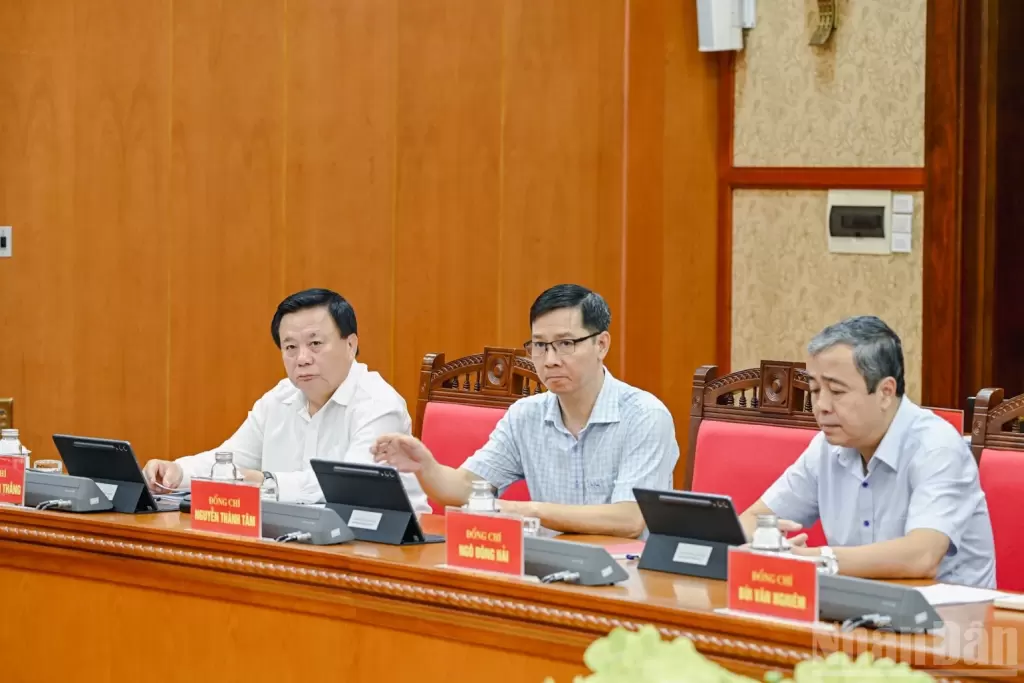 中央理论委员会和中央各党委领导代表出席会议