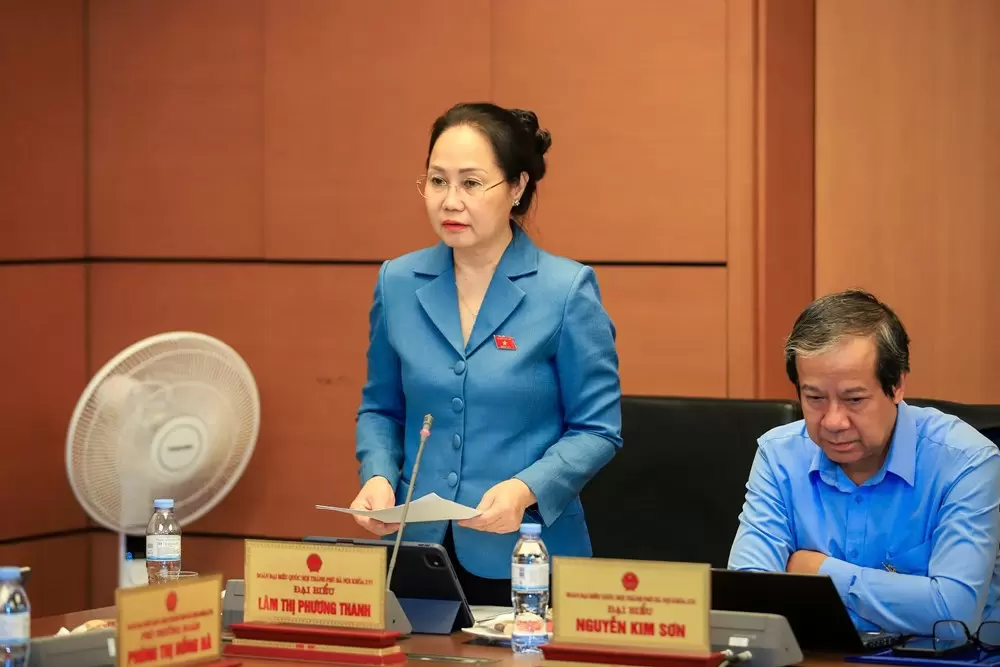 部长林氏芳青在小组讨论中发言