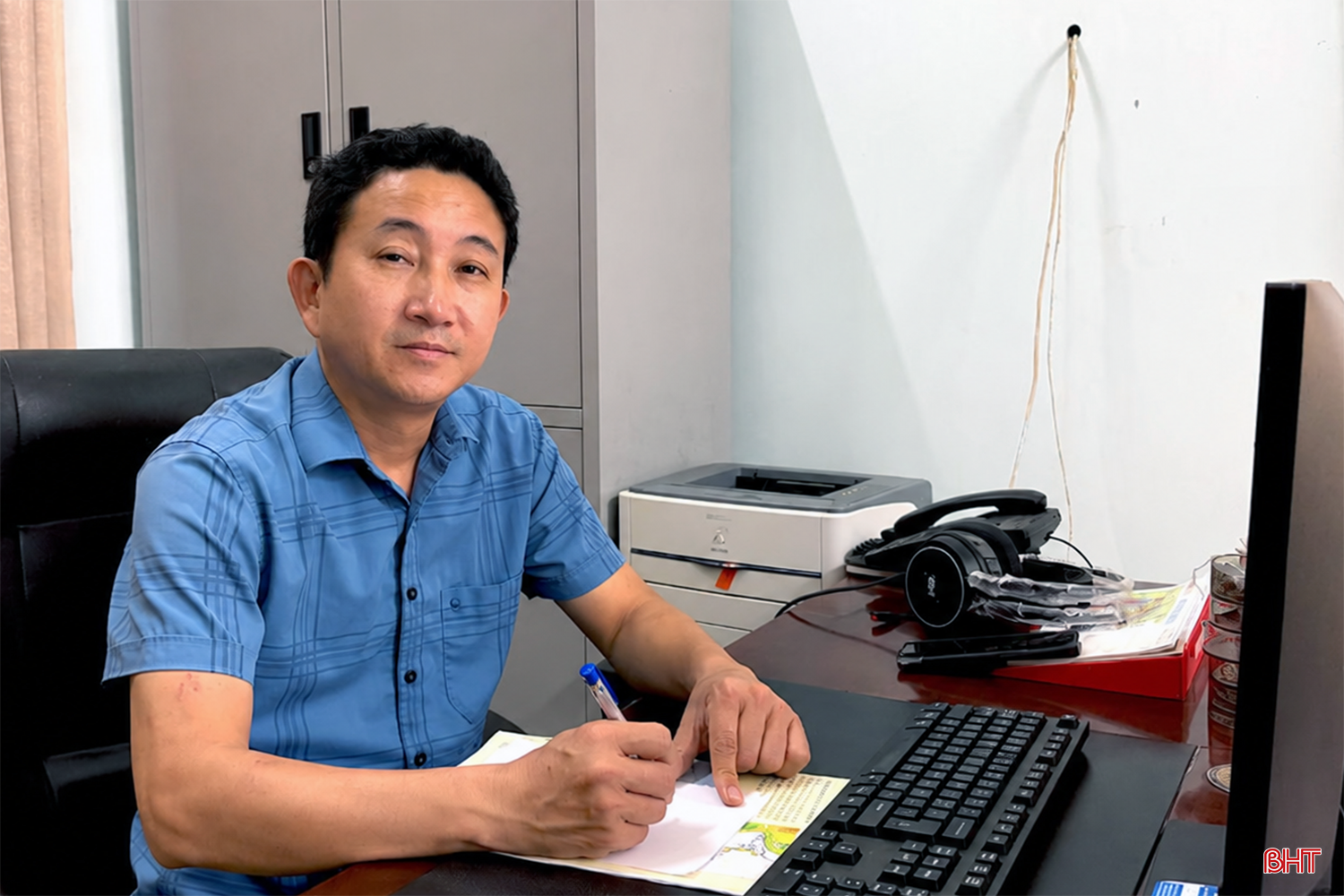 在辦公室工作的越南男子