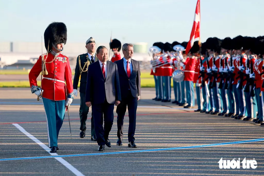 丹麦国王与王后在机场亲自迎接总书记、国家主席苏林和夫人