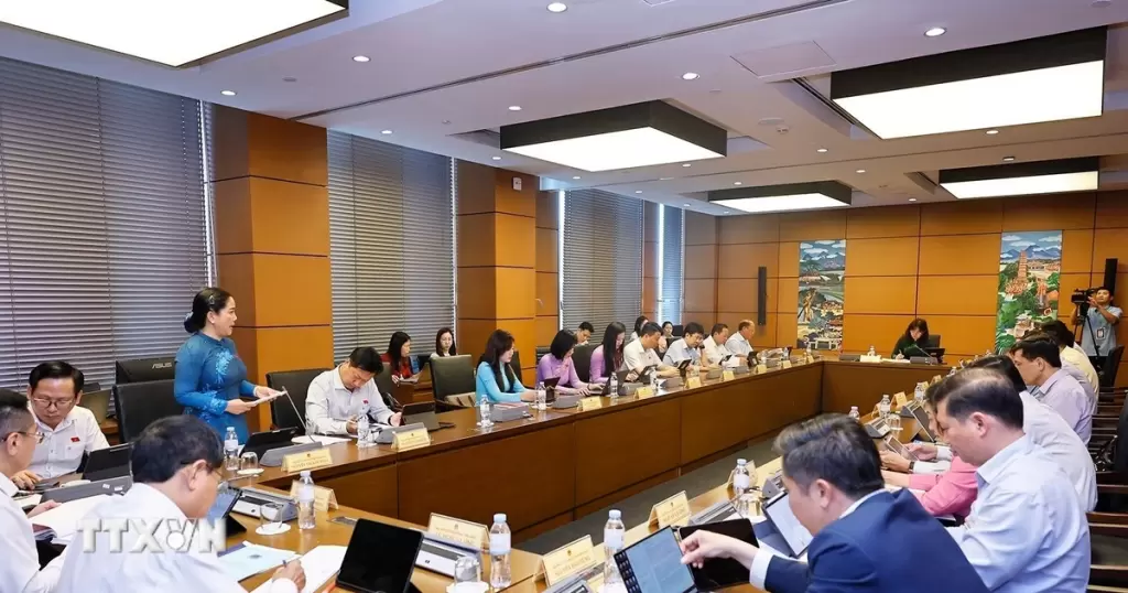 越南国会十六届二次会议第三日审议三项法律修订草案
