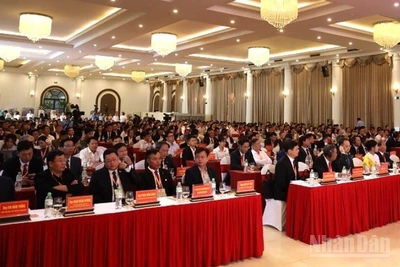 奠边国际投资促进会签署近20万亿越盾投资协议 · 报道配图