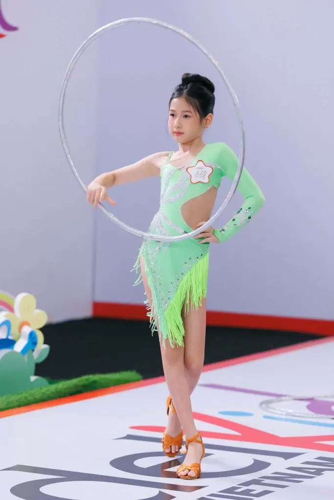 越南11岁马戏世家女孩夺Model Kid Vietnam 2026冠军 · 报道配图