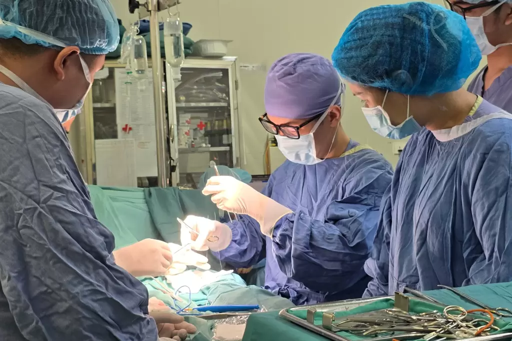 宣光10岁男童睾丸肿瘤在越德医院切除并保住睾丸 · 报道配图
