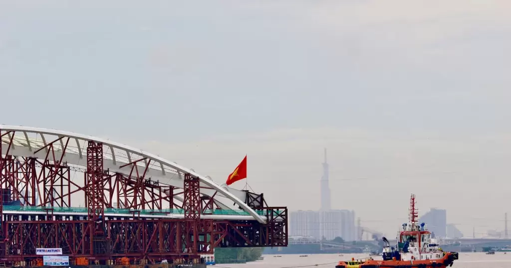 3400吨西贡河步行桥主跨经Soài Rạp河拖往胡志明市