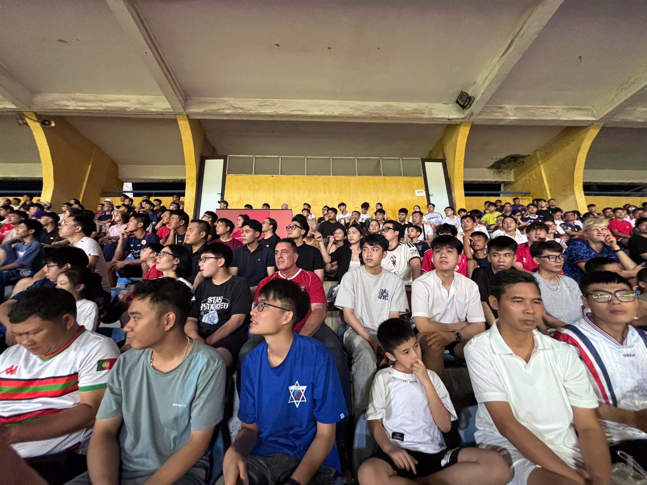 河內公安與河內FC德比開賽前，球迷擠滿行待體育場 · 報道配圖