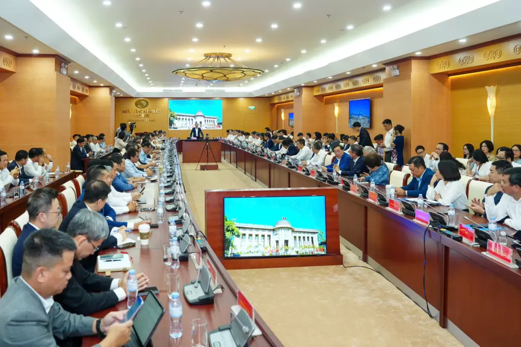越南國家銀行與商業銀行開會商定下調存款和貸款利率 · 報道配圖