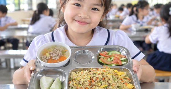 胡志明市和兴坊一小学日托餐照片获家长好评 · 报道配图