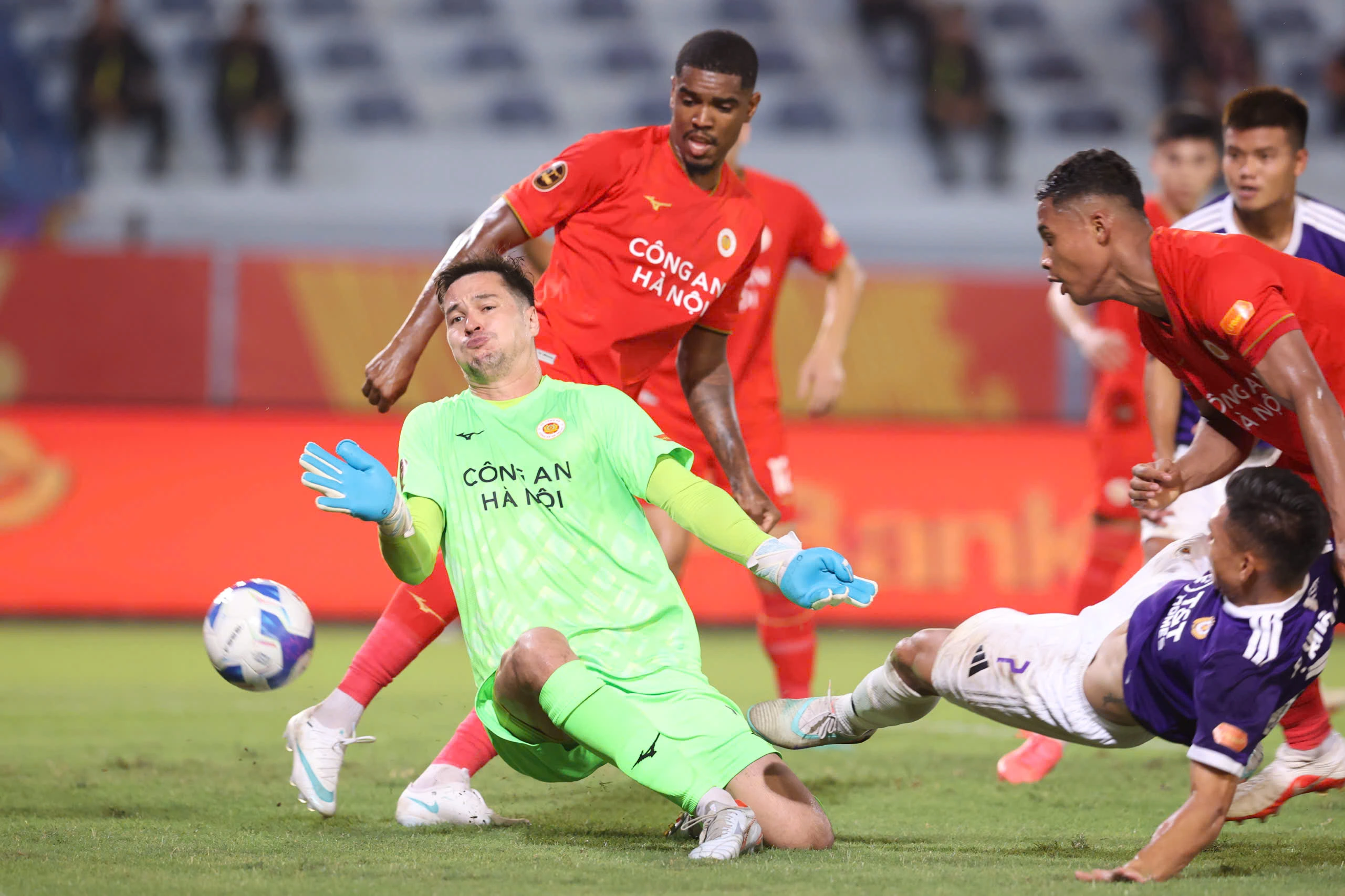V联赛首都德比：河内公安主场1比2负于河内FC · 报道配图