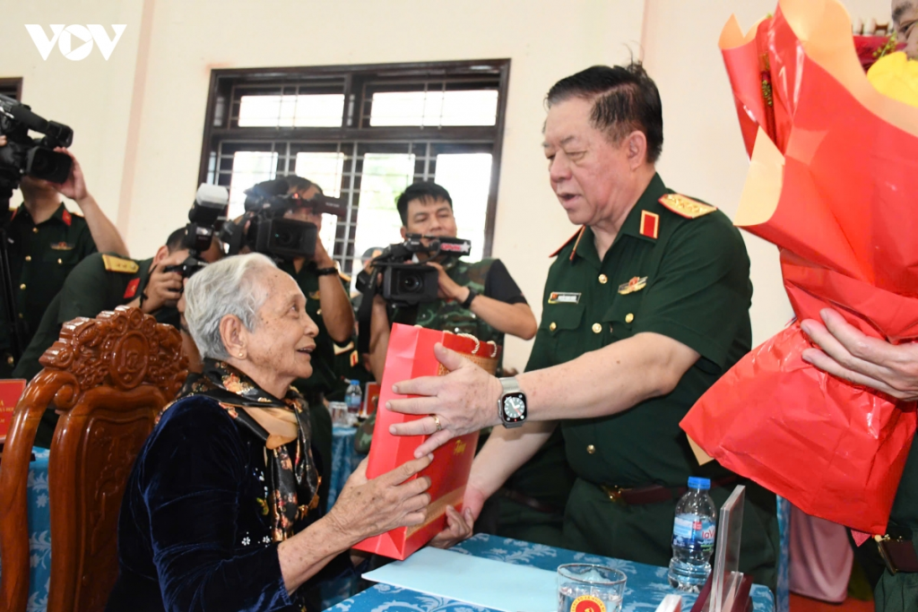 越南大將阮仲義出席西寧省軍區傳統80週年紀念並慰問民眾