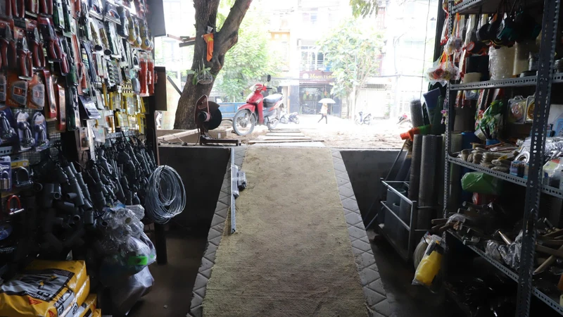 胡志明市登垂雲路抬高逾一米，沿線民宅成窪地 · 報道配圖