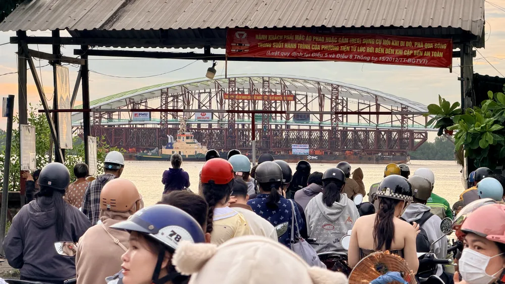 3400吨西贡河步行桥主跨经Soài Rạp河拖往胡志明市 · 报道配图