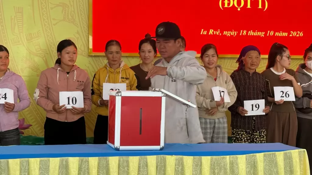 得乐省边境乡为28户少数民族家庭抽签分配宅基地 · 报道配图