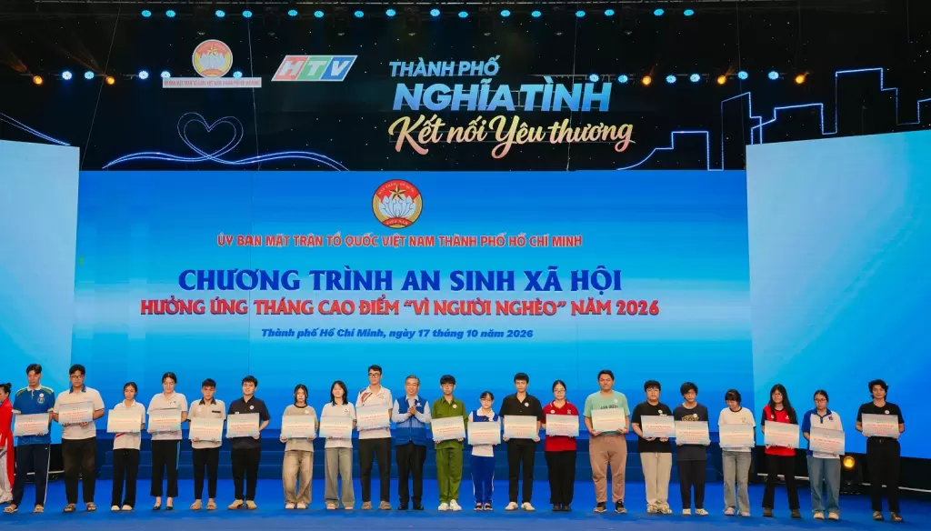 胡志明市向學生髮放1500份獎學金及750張醫保卡
