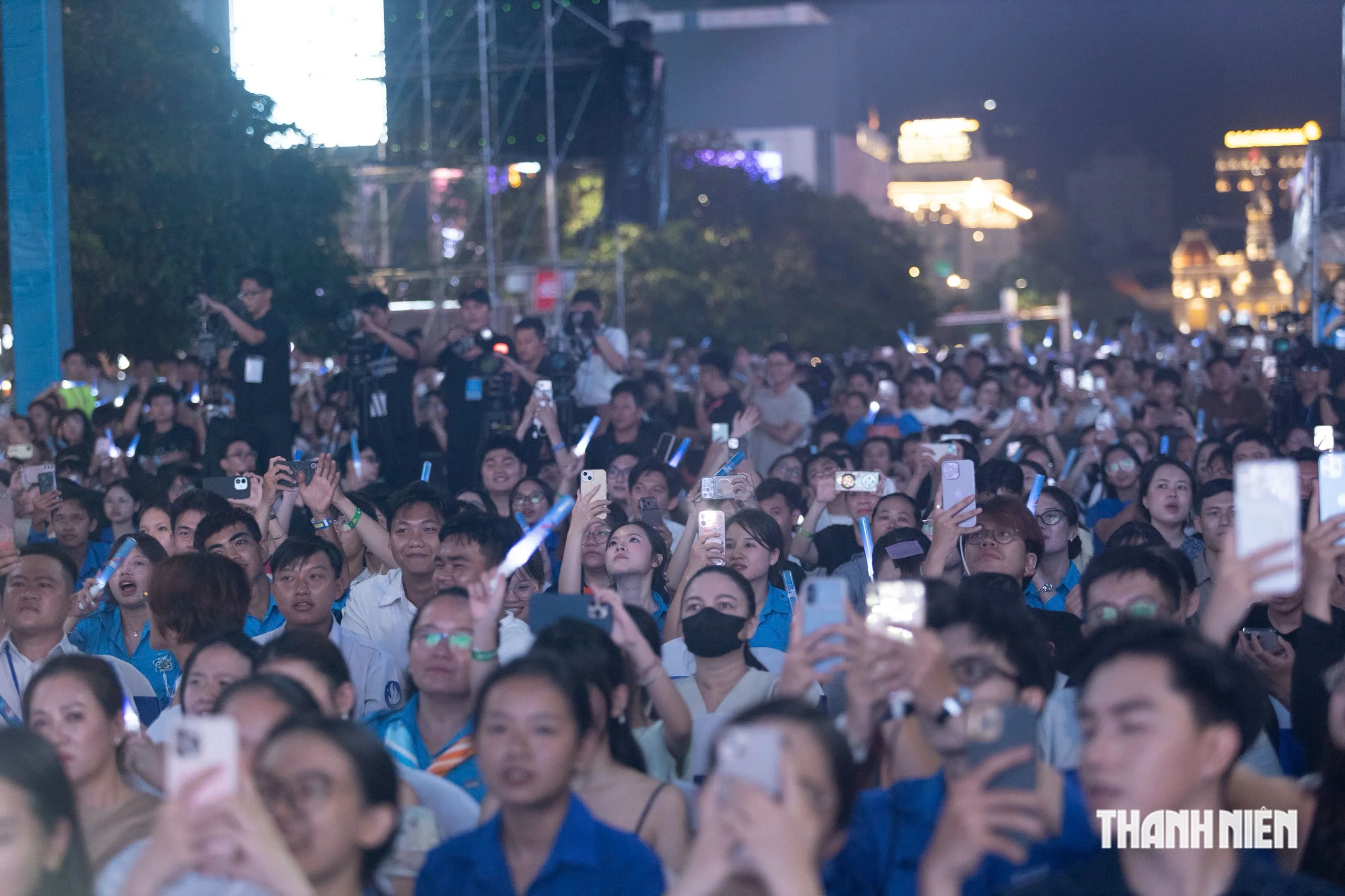 胡志明市青年联合会成立70周年 阮惠步行街举行青年音乐会 · 报道配图