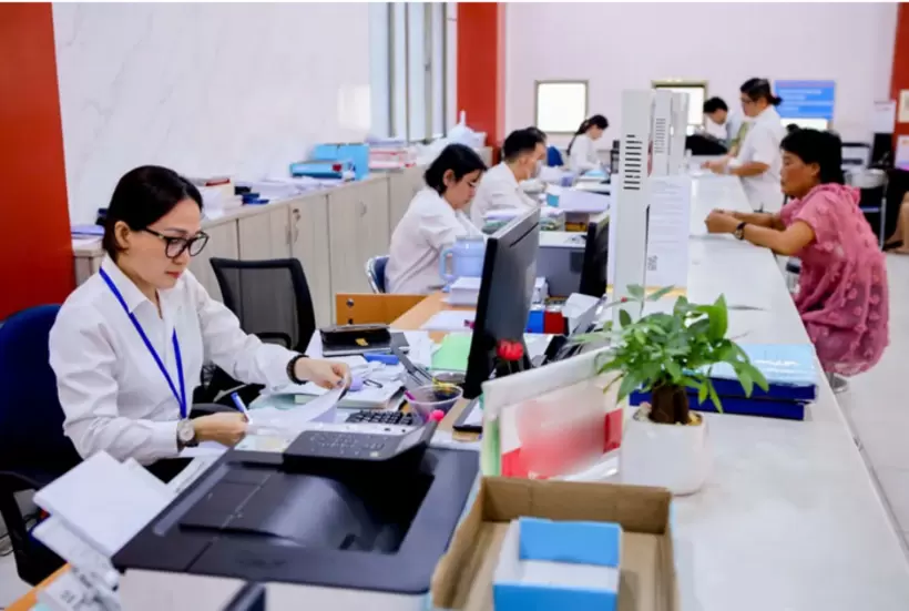 越南副總理要求按工作量重構崗位體系,銜接薪酬改革 · 報道配圖