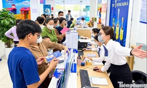 10月17日清晨,位于芽郫的VNVC疫苗接种中心迎来了大量前来接种疫苗的人