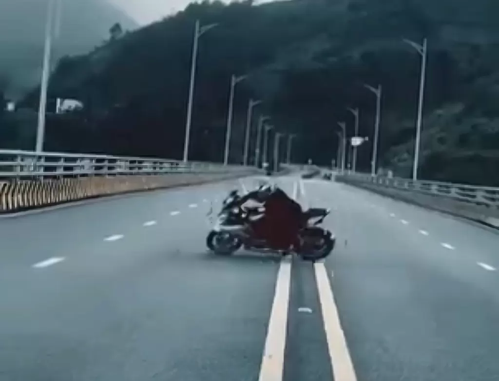 老街青年遮牌飆車被警方傳喚處理 · 報道配圖