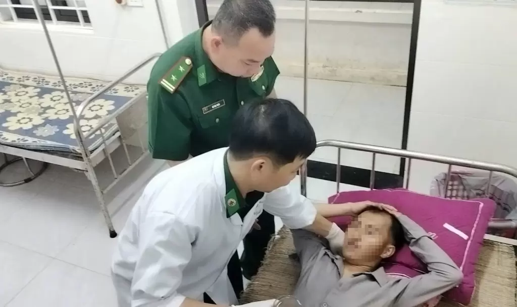 乂安一男子食用斷腸草中毒 邊防軍醫救治後情況穩定 · 報道配圖