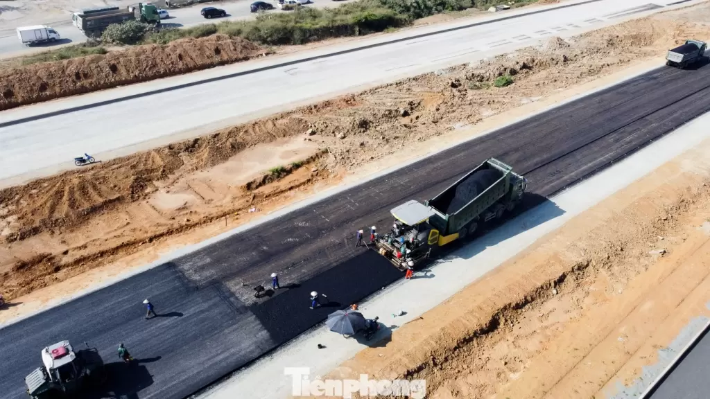 河內副市長要求升龍大道至和平道路項目進度與質量並重 · 報道配圖