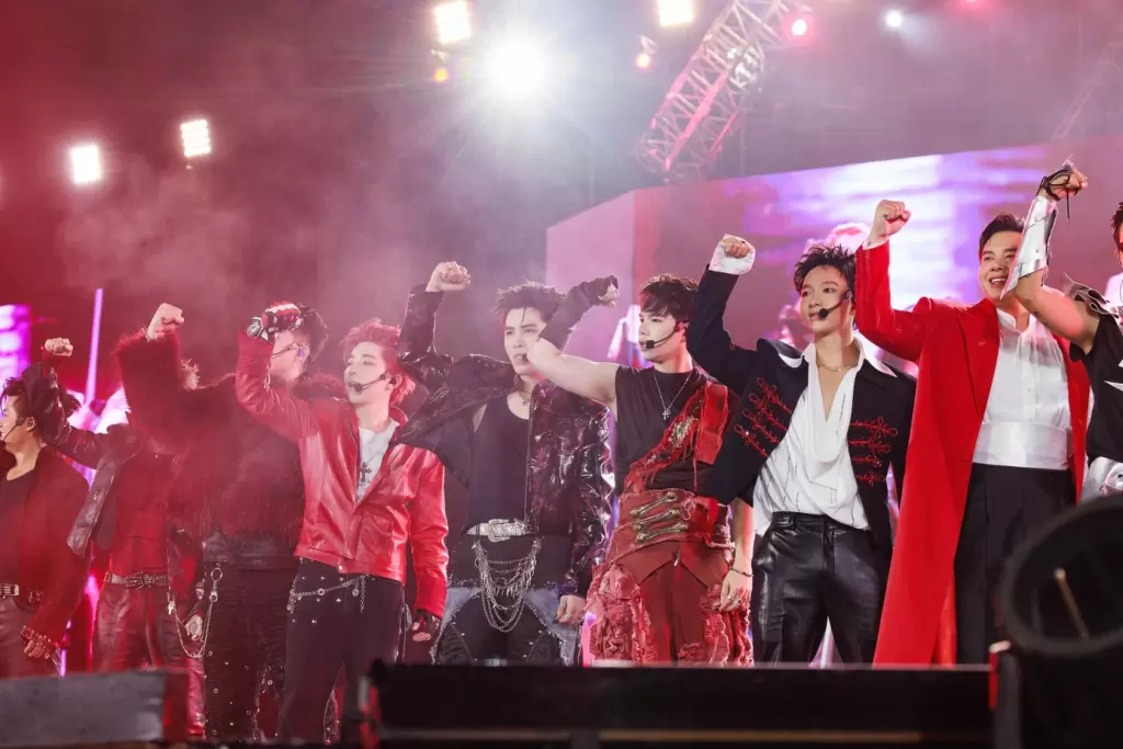 BIGBANG河內演唱會官方周邊開售 粉絲排隊數百米 · 報道配圖