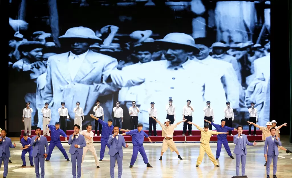 海防举行纪念胡志明首次视察该市80周年仪式 · 报道配图