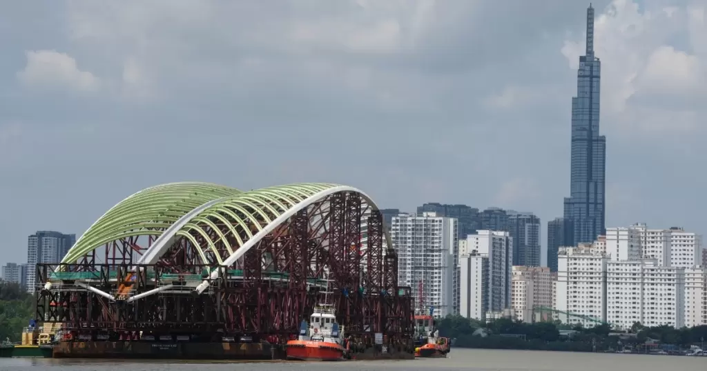 西貢河步行橋3400噸主跨拖航經富美橋駛向市中心