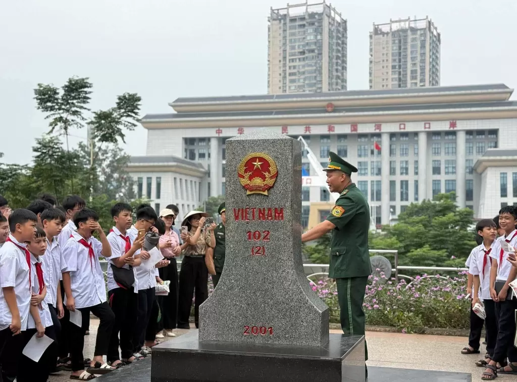 老街省七年级学生走进四处边境历史遗迹开展实地学习 · 报道配图
